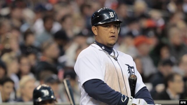 Miguel Cabrera espera su turno al bate en el Comerica Park de Detroit, Michigan (EE.UU.)