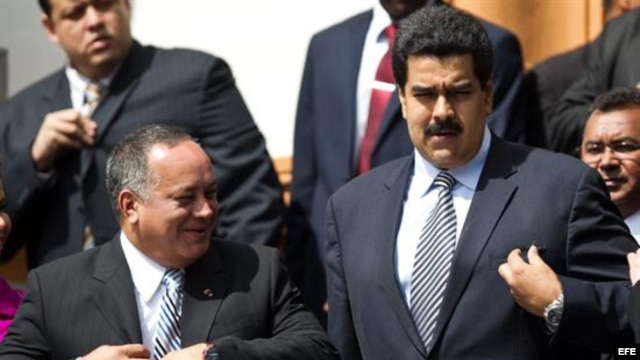 Diosdado Cabello, a la izquierda, junto al vicepresidente, Nicolás Maduro