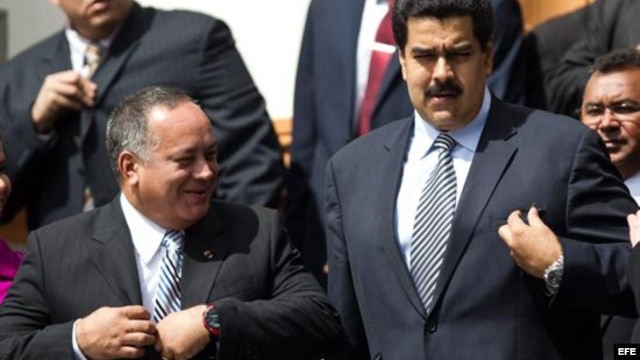 Diosdado Cabello, a la izquierda, junto al vicepresidente, Nicolás Maduro.