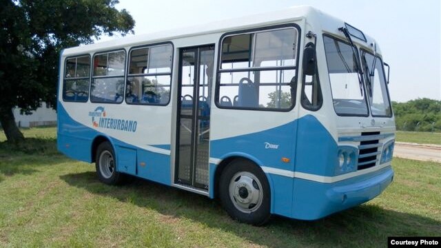 Uno de los primeros minibuses Diana ensamblados en la isla.