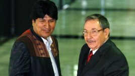 Foto de archivo. Raúl Castro (d), saluda al presidente boliviano Evo Morales en septiembre de 2006