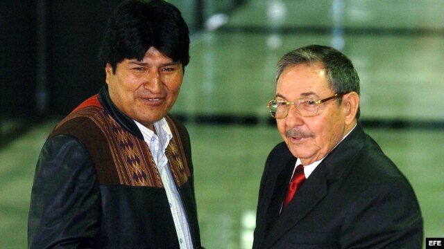 Foto de archivo. Raúl Castro (d), saluda al presidente boliviano Evo Morales en septiembre de 2006