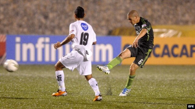Osvaldo Alonso (derecha) hace un disparo al arco en un partido de la Liga de Campeones de la Concacaf.
