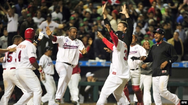 MEXiCO- HERMOSILLO (MÉXICO), 04/02/2013.- Los jugadores de República Dominicana celebran la victoria por 6 carreras a 5 ante México este domingo 3 de febrero de 2013 durante el juego de la Serie del Caribe que se realiza en el estadio Sonora de la ciudad 