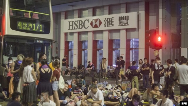 Manifestantes en Hong Kong bloquean intersecciones de avenidas en el centro de la ciudad. 
