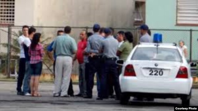 Una van de la DICO, sección de operaciones especiales de la policía, se detenía frente a mi coche, a unos centímetros de la defensa, impidiéndome el paso