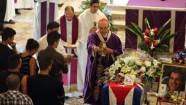 HAB04. LA HABANA (CUBA), 24/07/2012.- El arzobispo de La Habana, cardenal Jaime Ortega (c), oficia la ceremonia fúnebre del opositor cubano Oswaldo Payá hoy, martes 24 de julio de 2012, en La Habana (Cuba). Payá, quien dedicó su vida a la causa de la libe