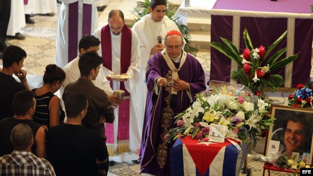 HAB04. LA HABANA (CUBA), 24/07/2012.- El arzobispo de La Habana, cardenal Jaime Ortega (c), oficia la ceremonia fúnebre del opositor cubano Oswaldo Payá hoy, martes 24 de julio de 2012, en La Habana (Cuba). Payá, quien dedicó su vida a la causa de la libe
