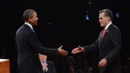 Barack Obama (i), y el candidato republicano, Mitt Romney (d), se saludan previo al primer debate presidencial,  en la Universidad de Denver, Colorado.