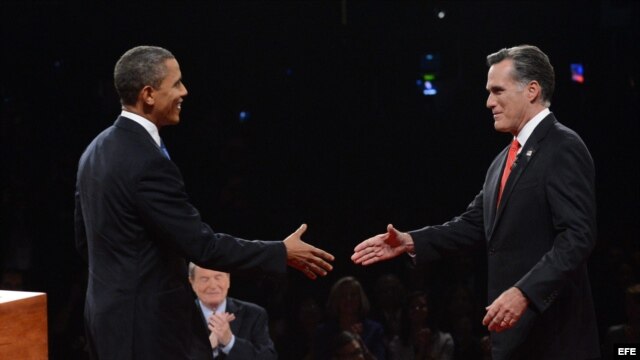 Barack Obama (i), y el candidato republicano, Mitt Romney (d), se saludan previo al primer debate presidencial,  en la Universidad de Denver, Colorado.