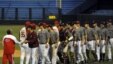 Jugadores cubanos y estadounidenses se saludan antes de un partido entre el Instituto Superior de Cultura Física (ISCF) y la Universidad de Alabama, el 16 de diciembre de 2008, en el estadio Latinoamericano en La Habana (Cuba).