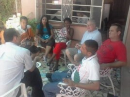 Elizardo Sánchez en su casa en La Habana se reúne con opositores