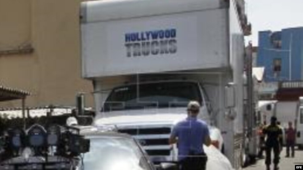 CUBA CINE:HAB101 LA HABANA (CUBA), 22/04/2016.- Personal del filme alista equipo técnico para comenzar a filmar escenas de la película “Fast & Furious 8” (Rápido y Furioso 8) hoy, viernes 22 de abril de 2016, en La Habana (Cuba). FE/Ernesto Mastrascusa