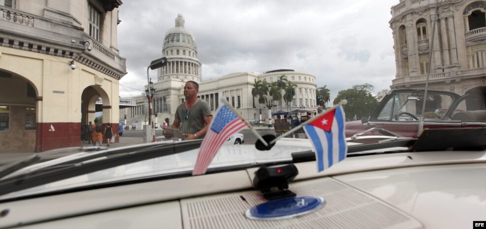 Fotografía donde se ve el capitolio cubano desde el interior de un auto clásico. Desde el 17 de diciembre se ha hecho común la presencia de banderas estadounidenses en Cuba.&nbsp;
