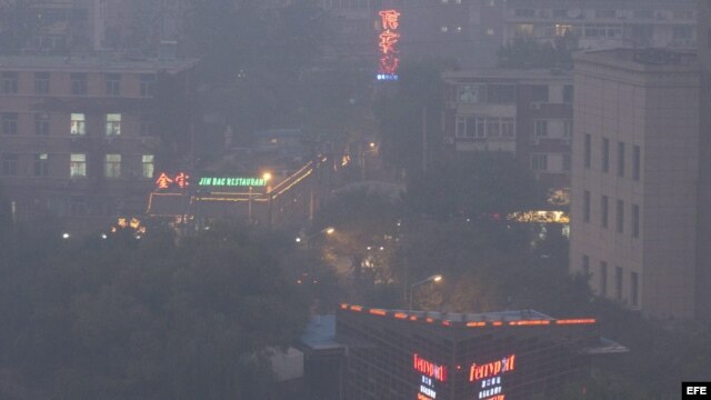 Fotografía de archivo de la contaminación en el centro de Pekín, China.