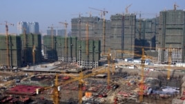  Vista general de la construcción de edificios en Qingdao, este de China.