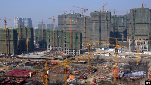  Vista general de la construcción de edificios en Qingdao, este de China.