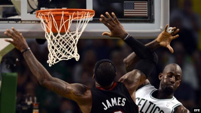 El jugador de Boston Celtics Kevin Garnett (d) lucha por el balón con LeBron James (c) de Miami Heat. EFE/CJ GUNTHER