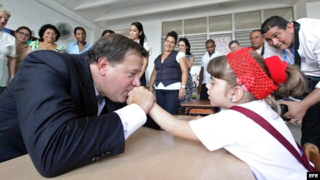 El presidente de Panamá, Juan Carlos Varela, visita una escuela en La Habana. EFE