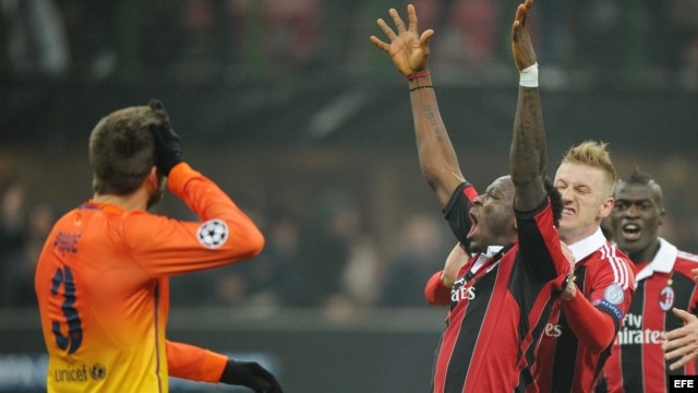 El delantero del AC Milan, Sulley Muntari (c), celebra con sus compañeros el segundo gol conseguido ante el FC Barcelona, durante el partido de ida de los octavos de final de la Liga de Campeones.  