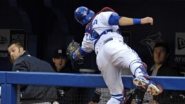 El receptor de Azulejos J.P. Arencibia durante la segunda entrada de un partido ante Yanquis. 