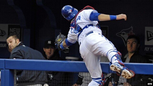 El receptor de Azulejos J.P. Arencibia durante la segunda entrada de un partido ante Yanquis. 