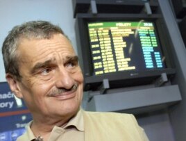 Archivo - El senador checo Karel Schwarzenberg a su llegada al aeropuerto de Praga luego de llegar de un vuelo desde Cuba donde fue deportado.