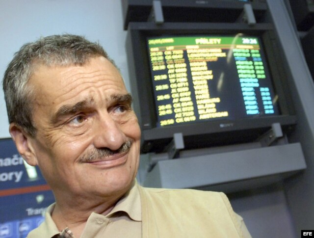 Archivo - El senador checo Karel Schwarzenberg a su llegada al aeropuerto de Praga luego de llegar de un vuelo desde Cuba donde fue deportado.