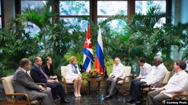 Valentina Matvienko en reunión con Raúl Castro en La Habana.