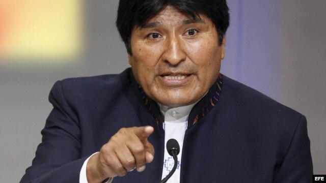  El presidente Evo Morales instruyó además a los mandos y academias militares a incorporar en sus cursos la “ideología anticolonialista”.