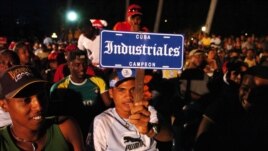 Un aficionado muestra su apoyo al equipo Industriales. 