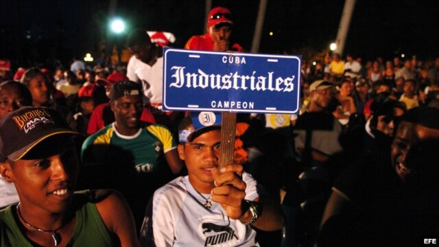 Un aficionado muestra su apoyo al equipo Industriales. 