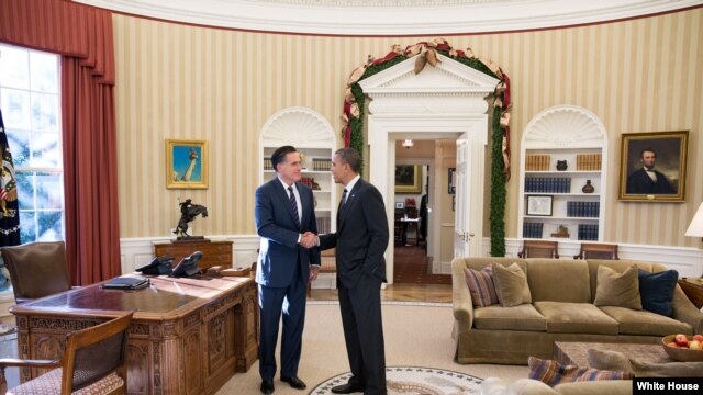 Presidente Barack Obama y Mitt Romney en la Oficina Oval de la Casa Blanca. 