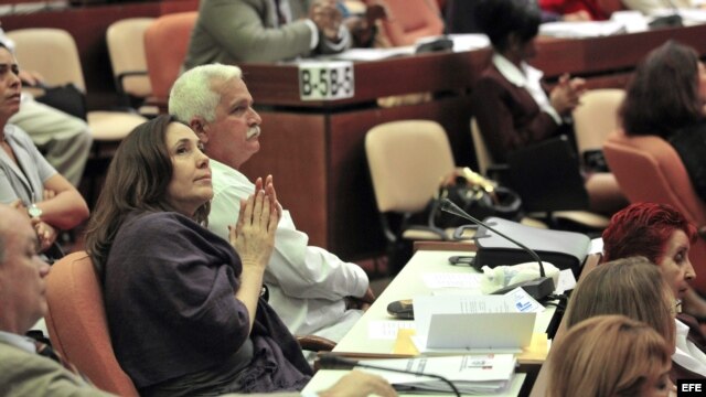 La diputada cubana Mariel Castro (2i), escucha el discurso de su padre en la Asamblea Nacional, en La Habana (Cuba).