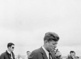 Kennedy fuma un puro habano.