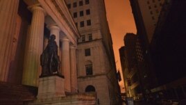 Vista de la estatua de George Washington en Wall Street después de que el huracán "Sandy" dejase a parte de Manhattan sin electricidad. 
