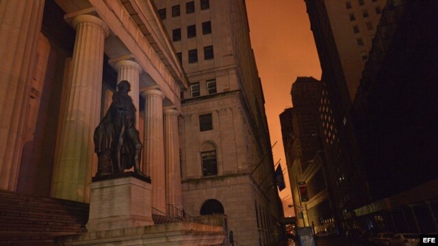 Vista de la estatua de George Washington en Wall Street después de que el huracán "Sandy" dejase a parte de Manhattan sin electricidad. 