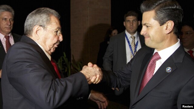 El presidente de México junto a Raúl Castro en una reunión privada en la cumbre del CELAC.