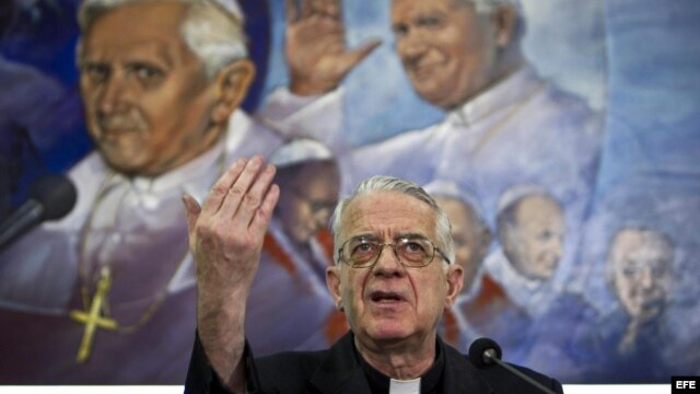 Archivo - El portavoz del Vaticano, el jesuita Federico Lombardi, en Ciudad del Vaticano. 