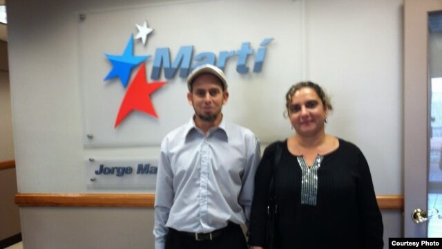 Mario Félix Lleonart junto a su esposa Yoaxis Marcheco durante una visita a Radio Martí. Foto: Archivo.