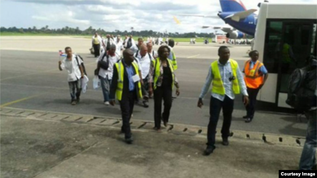La misión de médicos cubanos a su llegada a Sierra Leona.