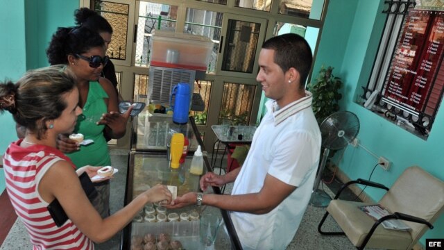 Dos mujeres son atendidas en una cafetería de un trabajador "cuentapropista" en La Habana (Cuba) hoy, jueves 31 de marzo del 2011. Los "cuentapropistas" cubanos, como se conoce en la isla a los trabajadores privados,