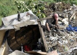Muchos buzos pernoctan en los vertederos en espera de los camiones que van a descargar.
