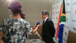 El embajador cubano en Pretoria, Carlos Fernández de Cossio, habla con la prensa.