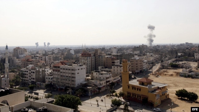 Vista de varios frentes de humo sobre distintos emplazamientos de Hamás, tras ser bombardeados por el ejército israelí, al este de la cuidad de Gaza, en la franja de Gaza, hoy jueves 15 de noviembre de 2012.
