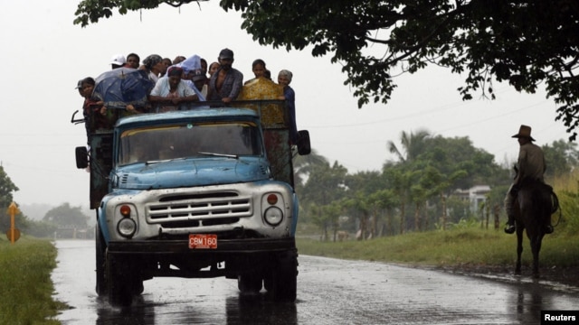 Para los cubanos es algo común viajar largos trayectos apiñados a bordo de un camión.