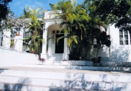 Entrada principal de la "Finca Vigía", antigua residencia en Cuba del escritor Ernest Hemingway.