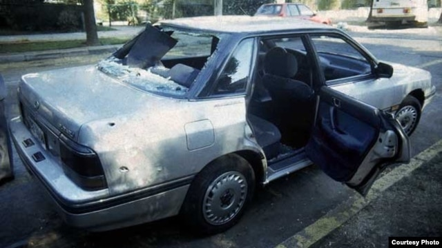 El automóvil Subaru en que viajaba Jaime Guzmán en el momento del atentado (foto EMOL)