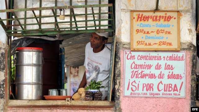 Un hombre vende jugos y dulces en La Habana (Cuba).