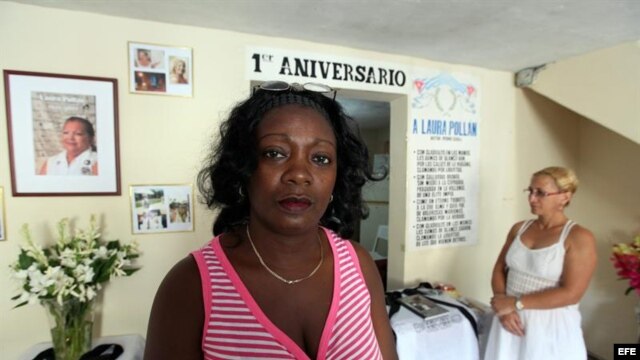 Berta Soler (i), líder de las Damas de Blanco, junto a la opositora cubana María Cristina Labrada (d) en la sede de ese movimiento el viernes 12 de octubre de 2012, en La Habana (Cuba).